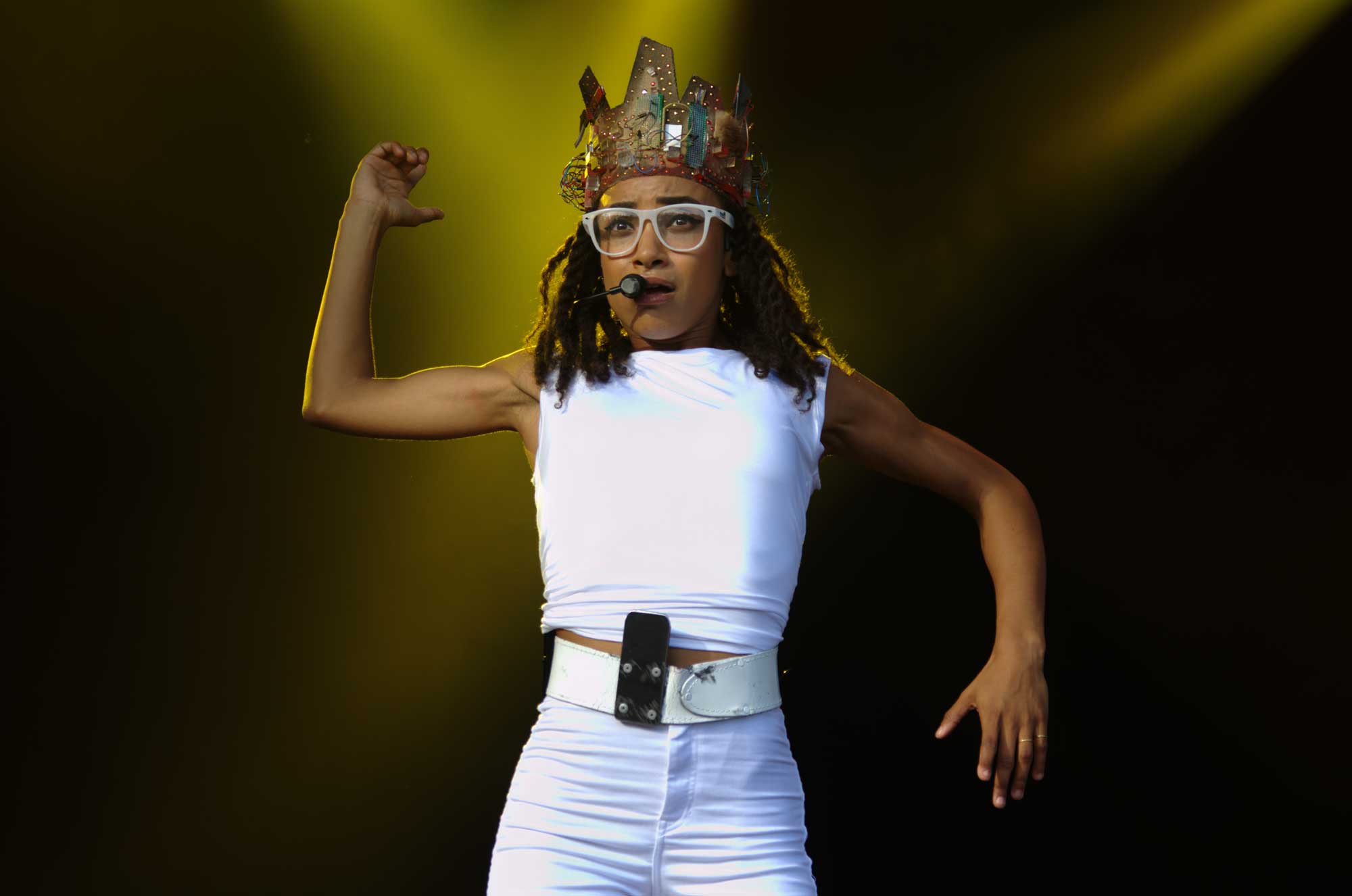Esperanza Spalding al festival Cruïlla 2016. La cantant nord-americana ha canviat la seva vestimenta durant l'espectacle.