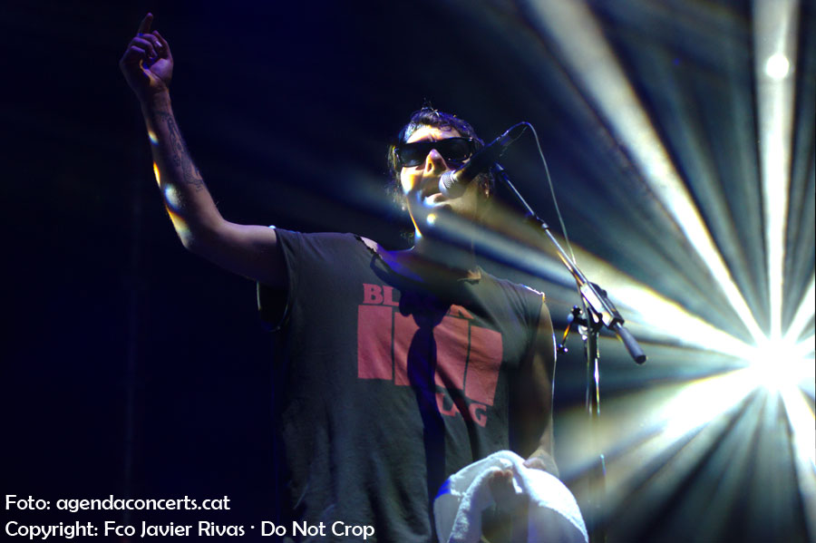Isaac Ulam presentant el seu disc 'Ratpenat' al Festival BAM 2016 de Barcelona. Concretament a l'escenari de plaça dels Àngels. Entre skaters, com li agrada al cantant segons va assegurar durant el seu concert. A més de Isaac Ulam i la seva banda, va participar al concert el cor Sota Palau.