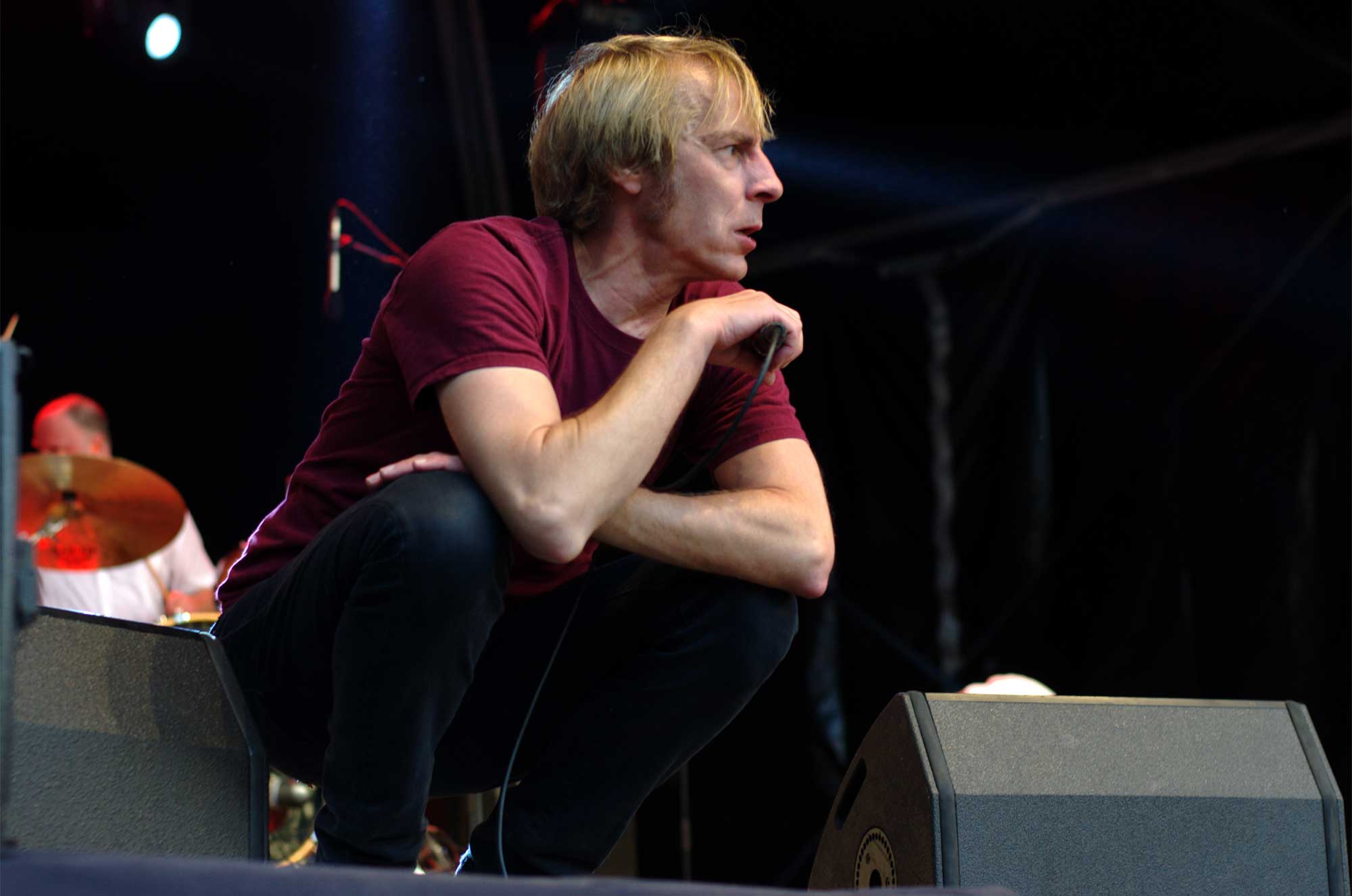 Mark Arm, cantant de Mudhoney, ajupit a l'escenari del Primavera Sound 2016 al CCCB.