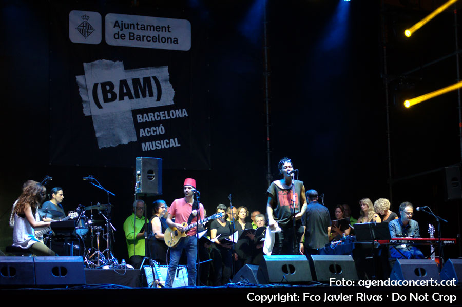 Isaac Ulam presentant el seu disc 'Ratpenat' al Festival BAM 2016 de Barcelona. Concretament a l'escenari de plaça dels Àngels. Entre skaters, com li agrada al cantant segons va assegurar durant el seu concert. A més de Isaac Ulam i la seva banda, va participar al concert el cor Sota Palau.