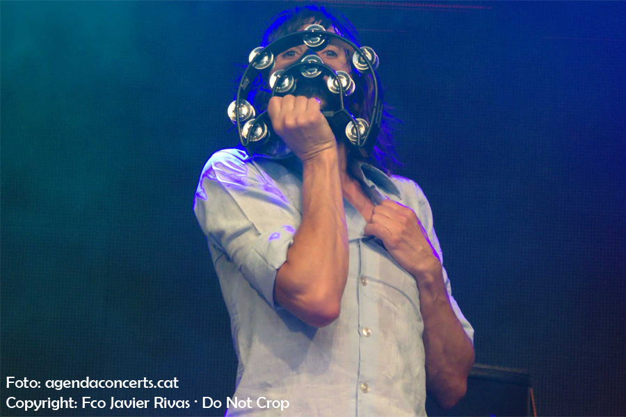 Axel Pi, bateria de Sidonie, fa servir una pandereta com si fos una màscara al festival Canet Rock 2016.