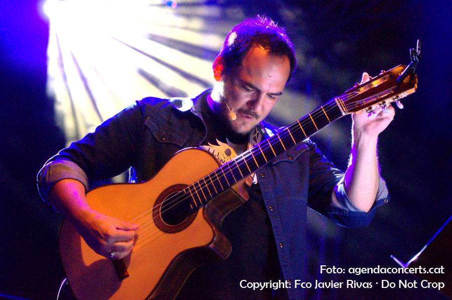 El cantautor Ismael Serrano, actuant al Festival Altaveu de Sant Boi de Llobregat 2016.
