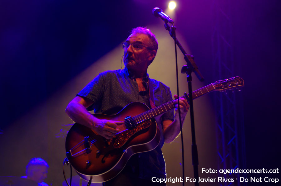 El cantant i guitarrista Quimi Portet, en e seu concert als Jardins de l'Ateneu Santboia dins el marc del Festival Altaveu 2016 de Sant Boi de Llobregat.