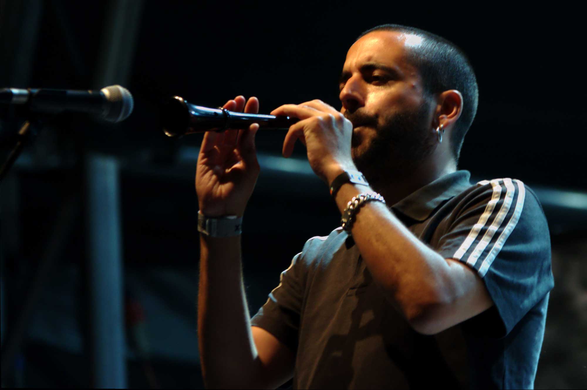 Un antic membre del grup valencià Obrint Pas, actuant en un concert de Zoo al festival Cruïlla 2016 de Barcelona.