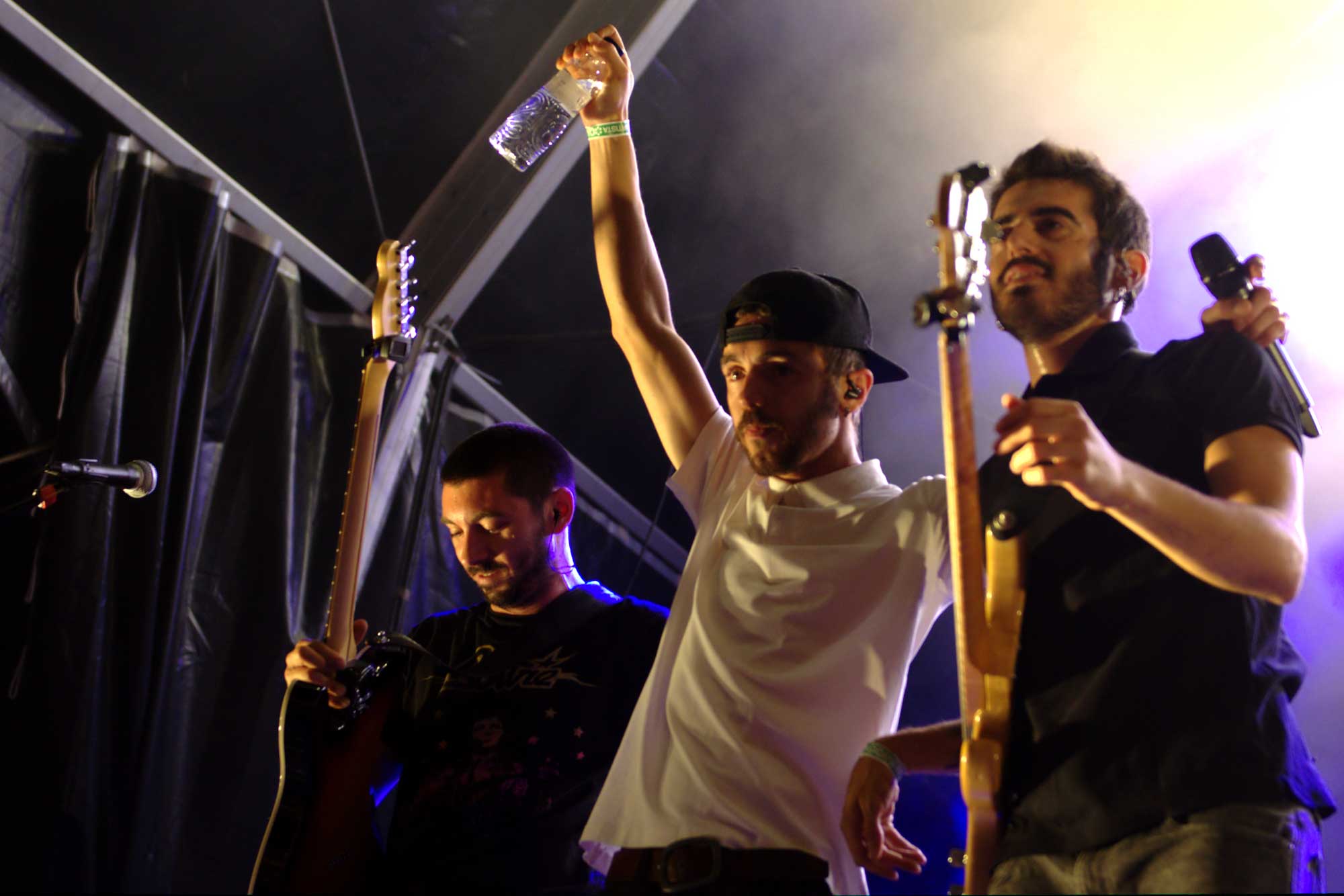 El multitudinari grup La Raíz va oferir un dels concerts més intensos del Canet Rock 2016. Els valencians van actuar ben entrada la nit, a les 3 de la matinada.