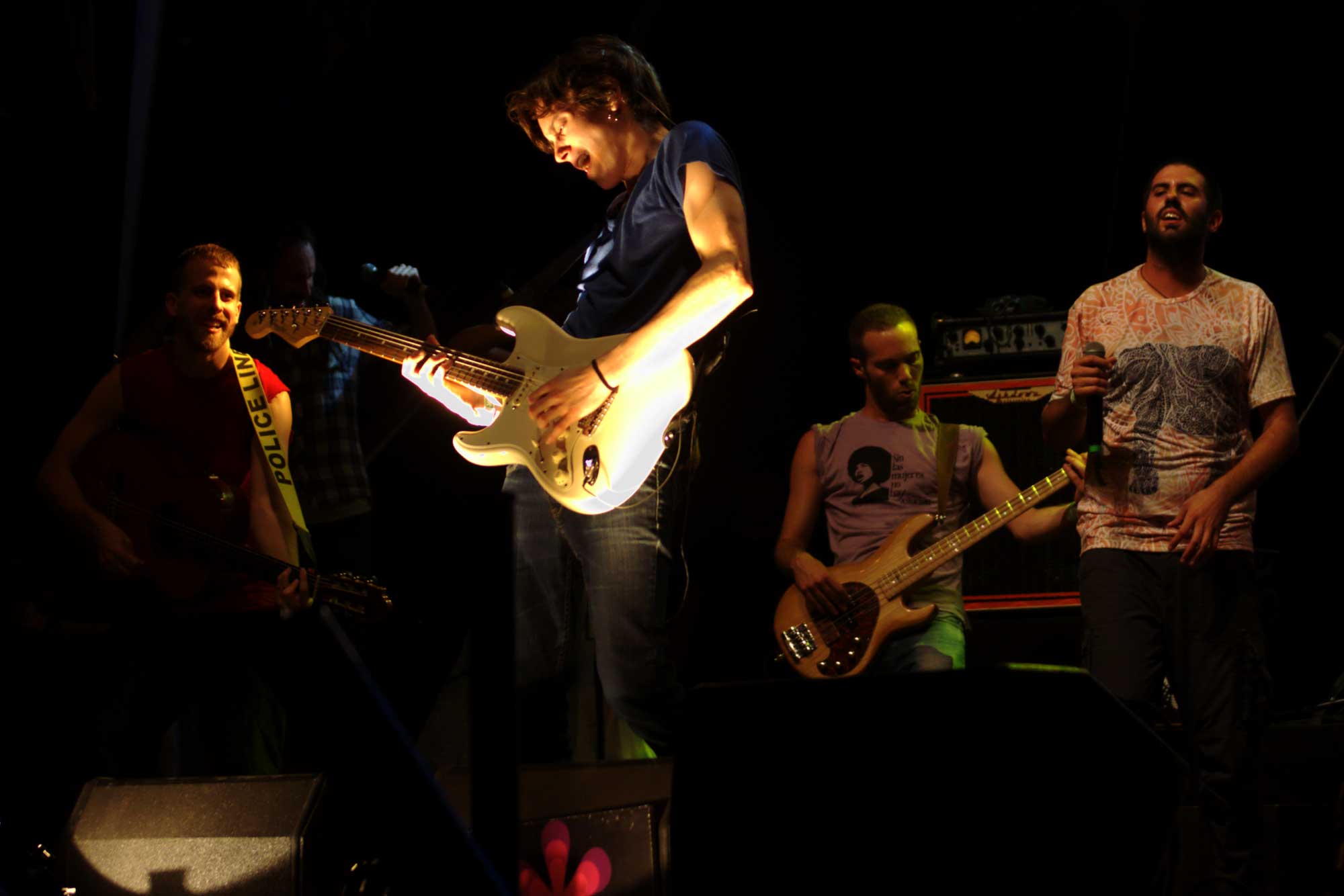 Una altra nova incorporació a la Gran Pegatina, el guitarrista Miki Florensa, que ha incorporat un so més rocker al conjunt de Montcada i Reixac. Actuació al Canet Rock 2016. L'envolten, d'esquerra a dreta, Rubén 'Pegatina', el baixista Ferran i el cantant Adrià Salas.