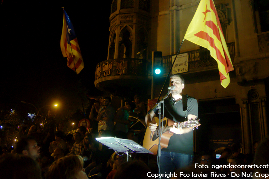 El cantautor valencià Pau Alabajos, actuant a la manifestació contra l'operatiu de la Guàrdia Civil a la Conselleria d'Economia de la Generalitat de Catalunya a Barcelona.