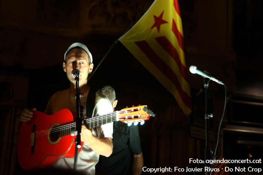 Yacine Belahcene & The Oriental Groove i Landry El Rumbero, actuant a la manifestació del 20 de setembre al costat de la Conselleria d'Economia de la Generalitat de Catalunya a Barcelona.