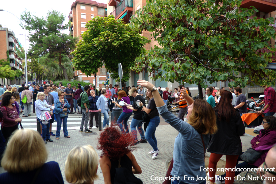 Ambient festiu durant el referèndum del 1 d'octubre a l'entrada del Institut Rubio i Ors de Sant Boi de Llobregat.