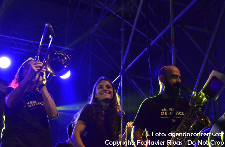 Rapsusklei, el MC L.U.C., l'AGH Kracow Band i el Taller de Músics, actuant a la Rambla del Raval de Barcelona durant La Mercè 2017.
