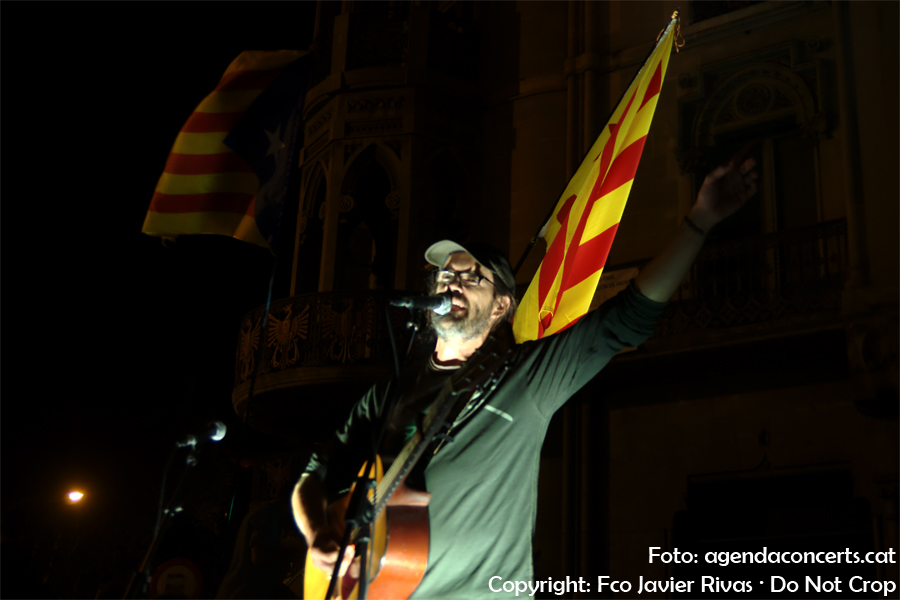 Gossos, actuant a la manifestació del 20 de setembre davant de la Conselleria de'Economia de la Generalitat.