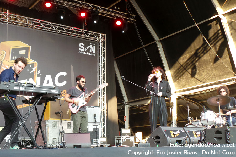 Núria Graham, actuant el Dia de la Música als concerts organitzats per la FNAC al Poble Espanyol de Barcelona.