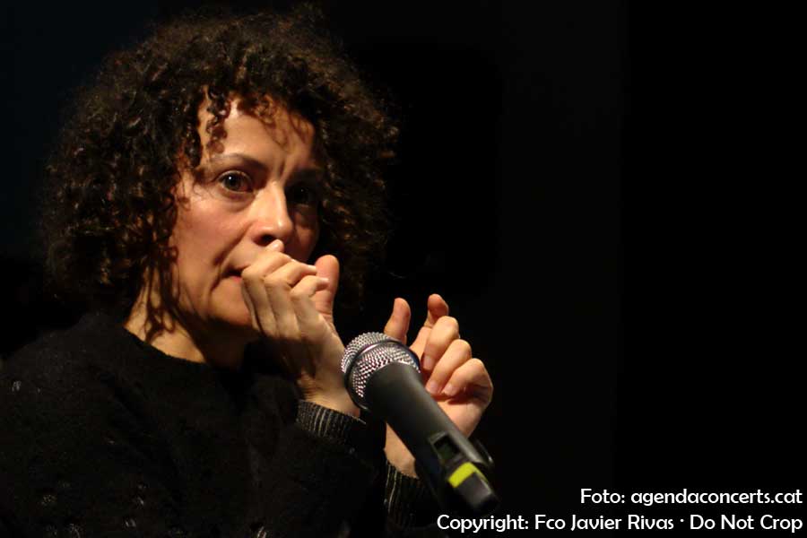 Valéria Muledda, explicant el seu 'rusc sonor' al Festival Eufònic Urbà 2018.