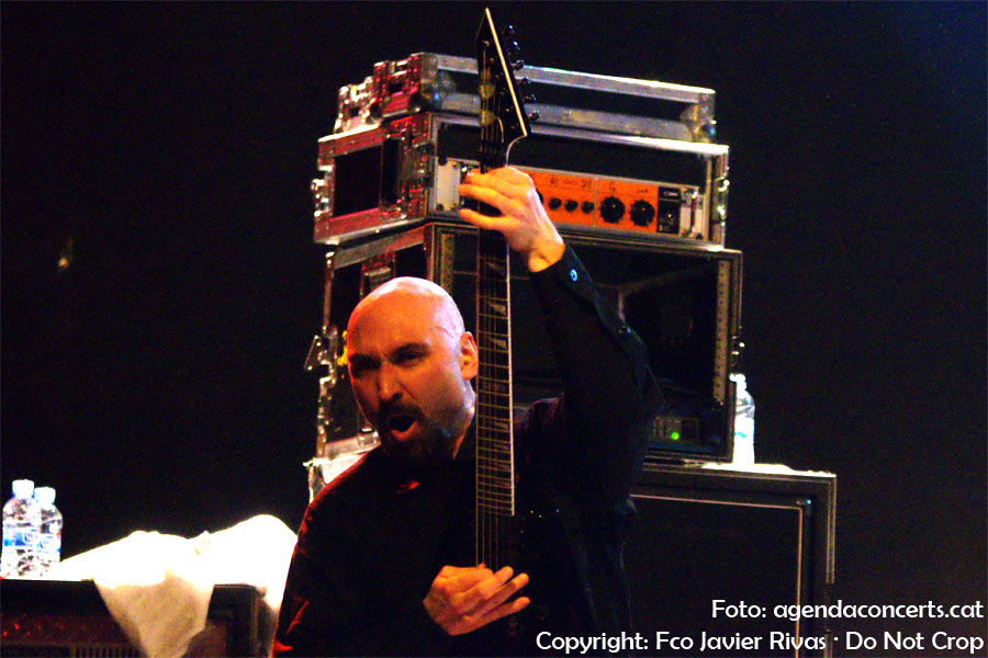 Robert Vigna, guitarrista de Immolation, actuant a la Sala Bóveda de Barcelona.