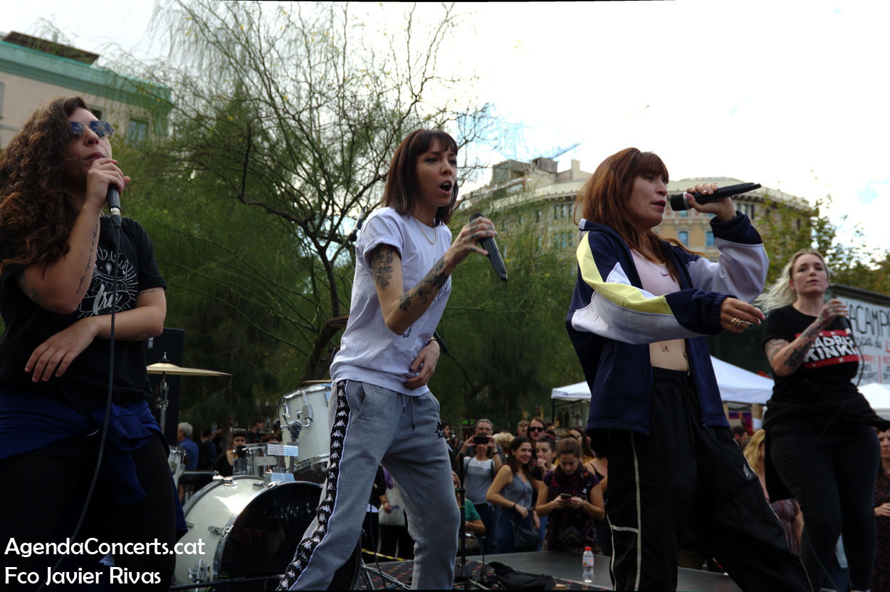 El cuarteto femenino de rap Ira, actuando en la Acampada de la plaza Universitat de Barcelona.