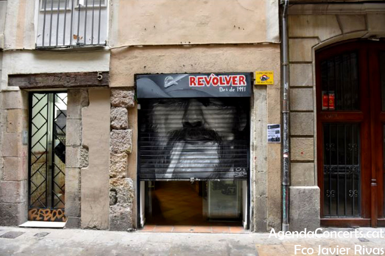 Persiana de la nueva tienda Revólver en la calle Taller de Barcelona.