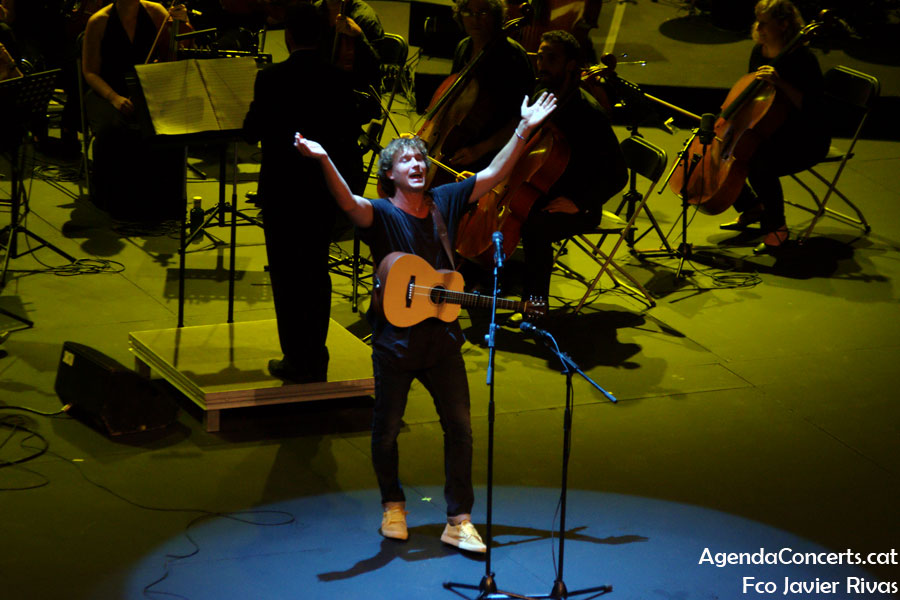 Ramon Mirabet, performing at the Teatre Grec of Barcelona. 