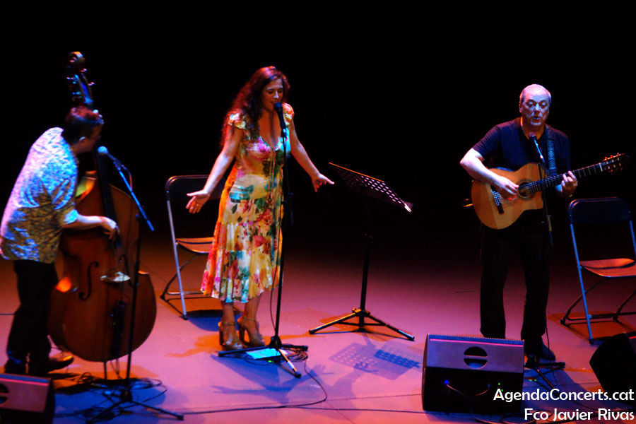 Toquinho, performing with Silvia Pérez Cruz and Javier Colina, at the Teatre Grec of Barcelona.