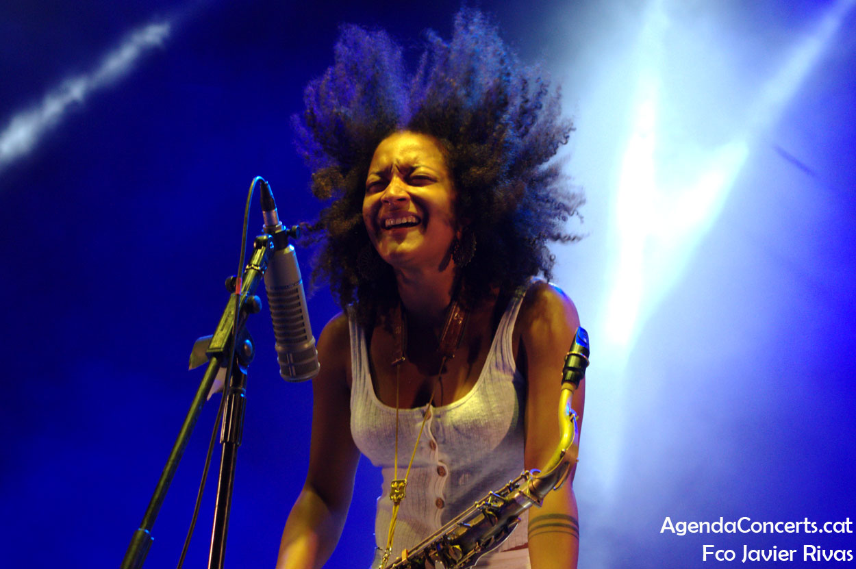 Nubya García, actuando en el Moll de la Fusta de Barcelona durante el Festival BAM 2019.