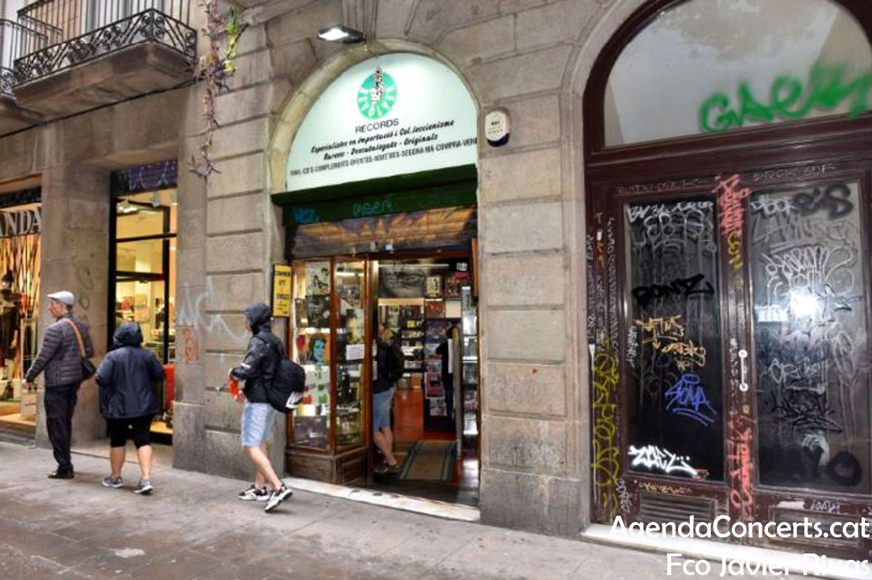 Revólver (verd), al carrer Tallers de Barcelona.