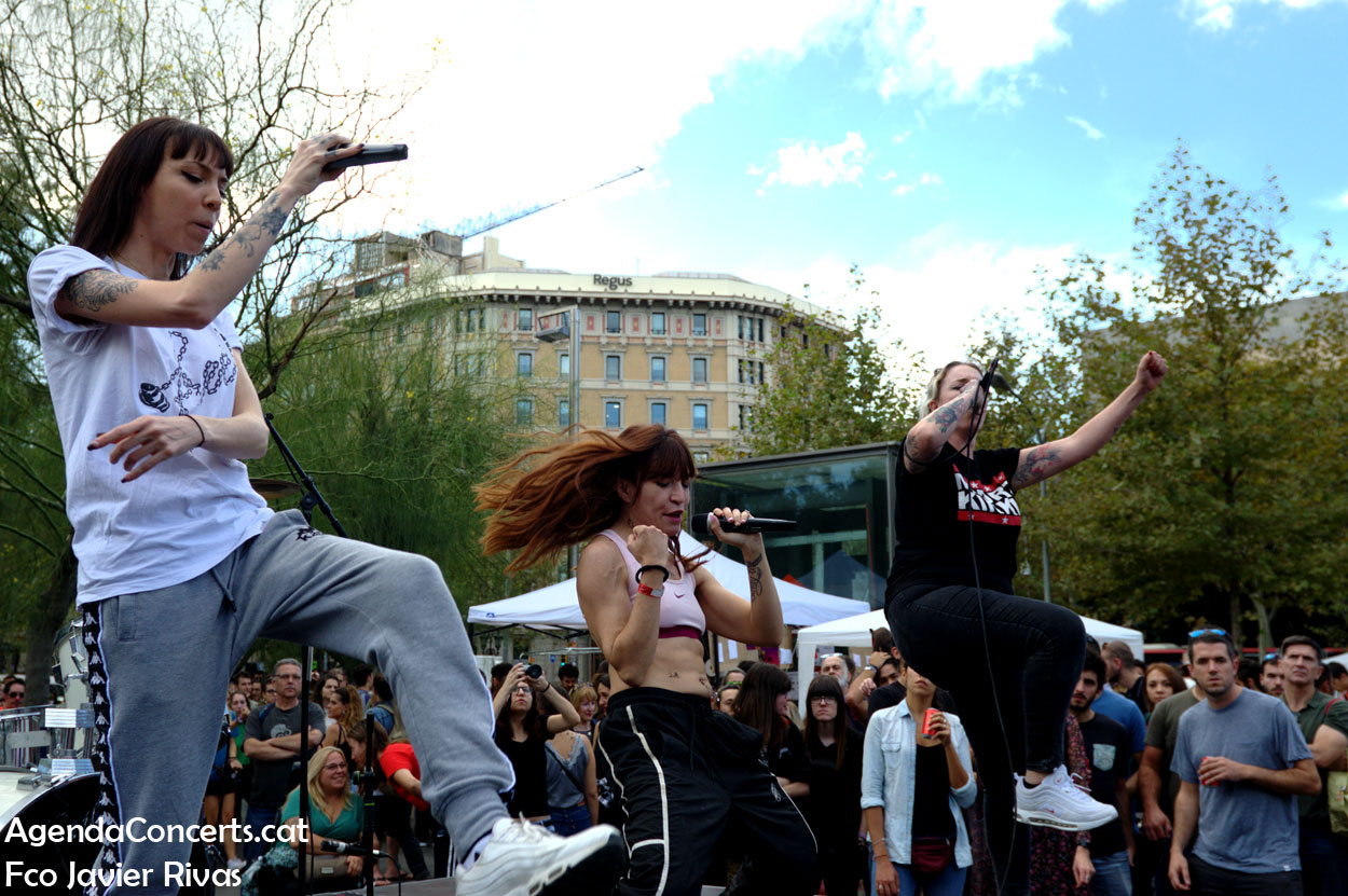El quartet femení de rap Ira, actuant a l'Acampada de la plaça Universitat de Barcelona.