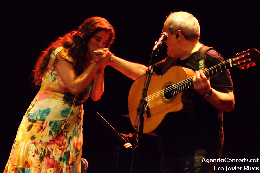 Toquinho, actuando con Silvia Pérez Cruz y Javier Colina, en el Teatre Grec de Barcelona.