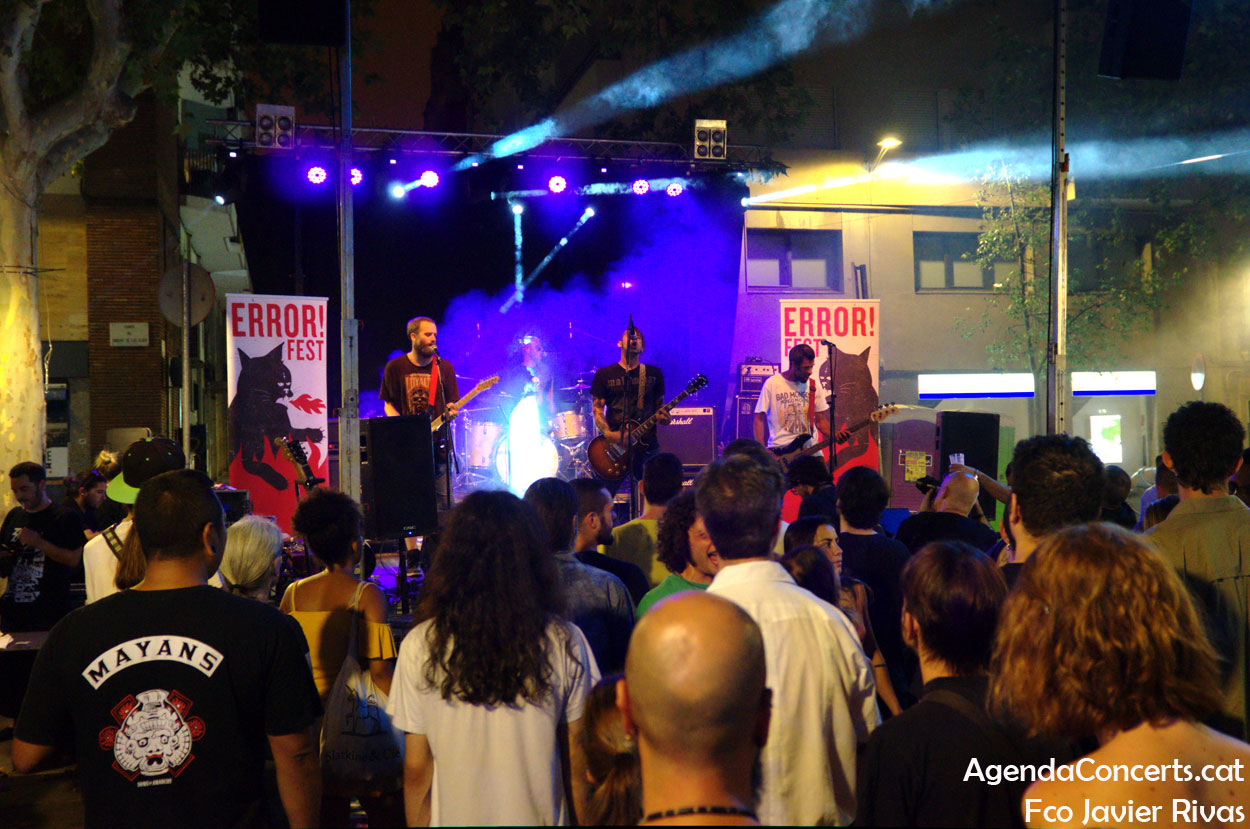 Bad Mongos, actuando en el Error Fest! durante las Fiestas de Gràcia 2019.