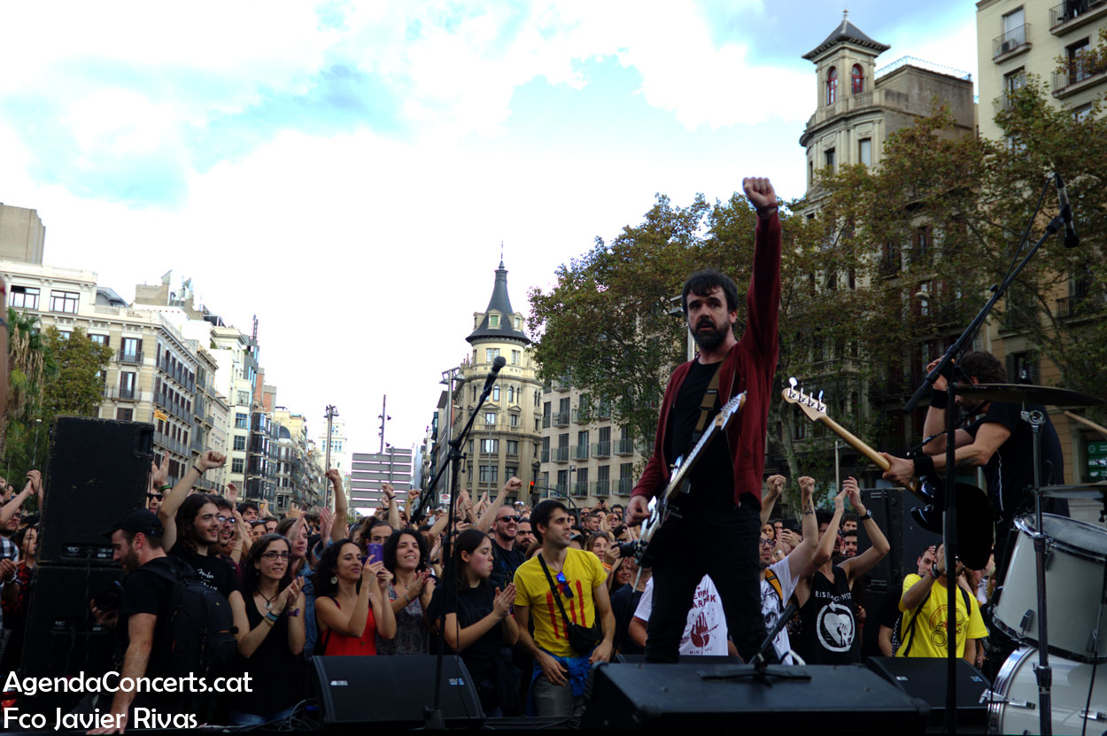 Berri Txarrak, actuando en la plaza Universitat de Barcelona.