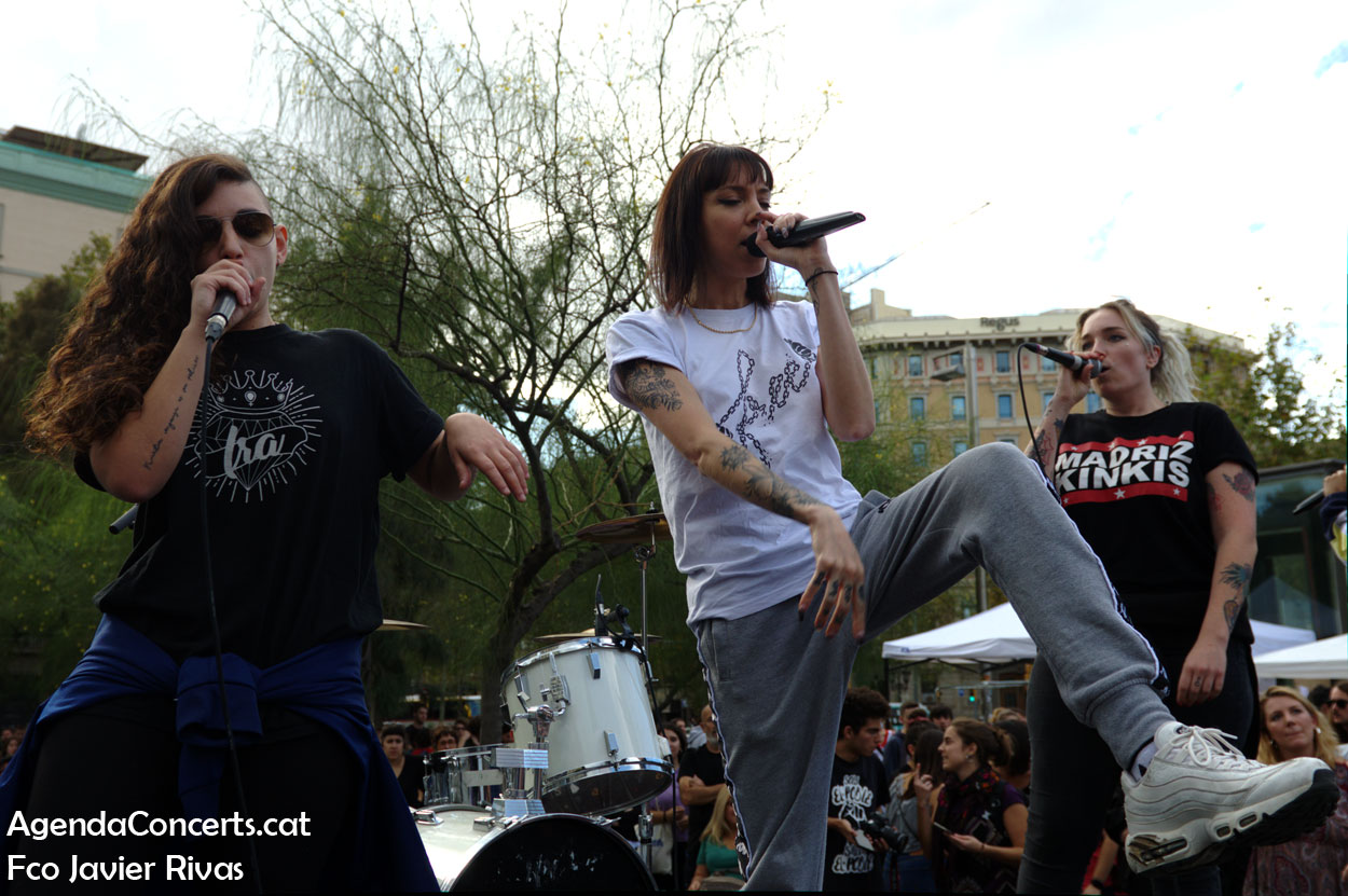 El cuarteto femenino de rap Ira, actuando en la Acampada de la plaza Universitat de Barcelona.