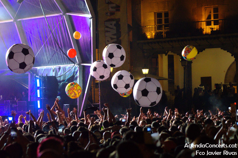El público del Barna'n'Roll, disfrutando del concierto de The Offspring en el Poble espanyol de Barcelona.