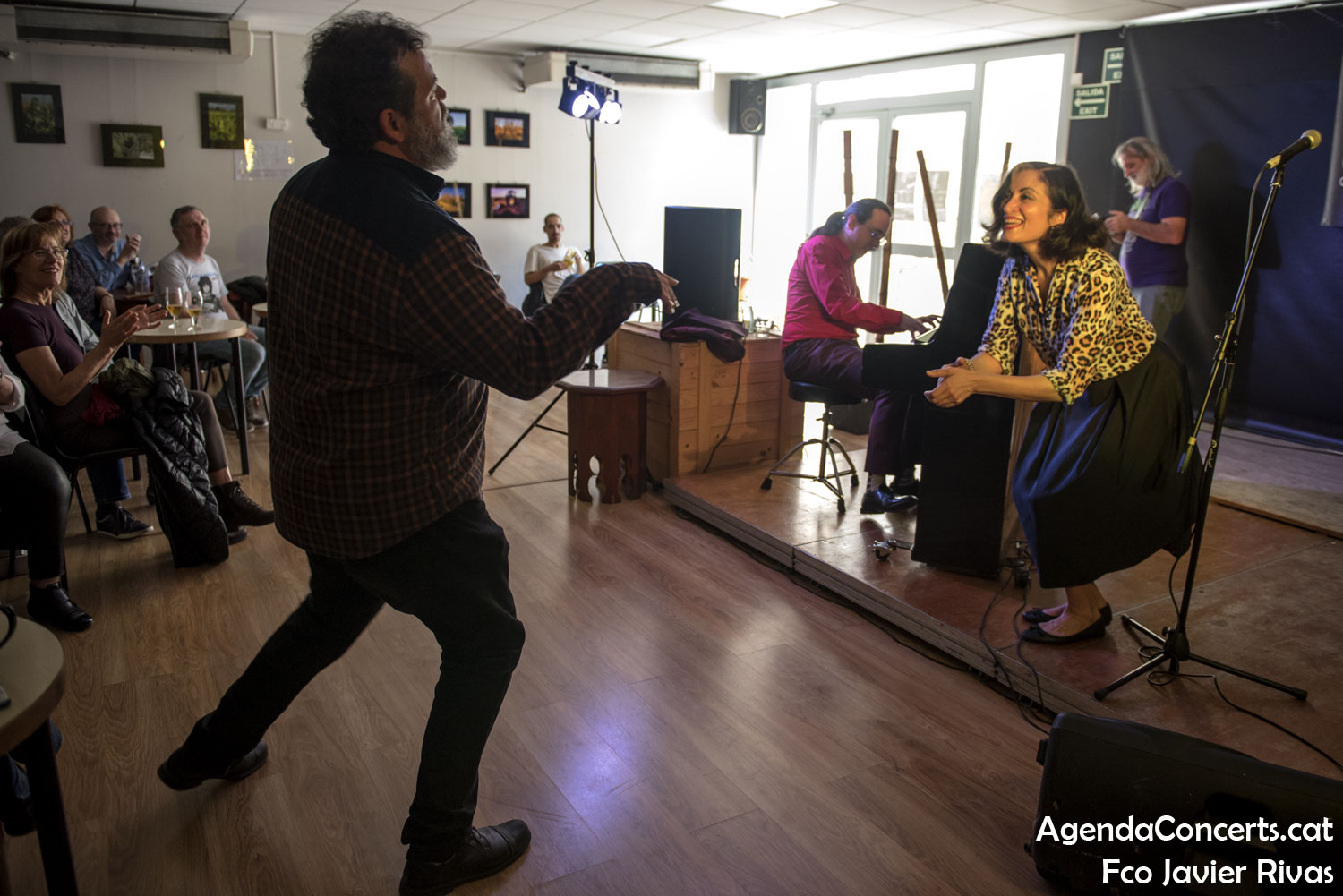 Lluís Coloma y Aisha Khan, actuando en Les Muses de Casablanca en Sant Boi de Llobregat.