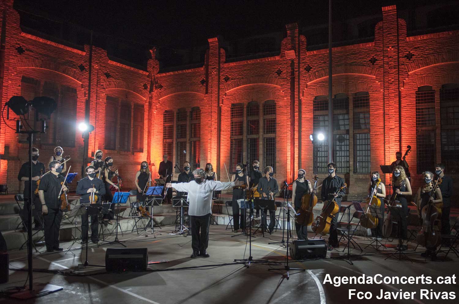 L'Orquestra A4 Cordes de Sant Boi, actuant al Col·legi Can Massallera.