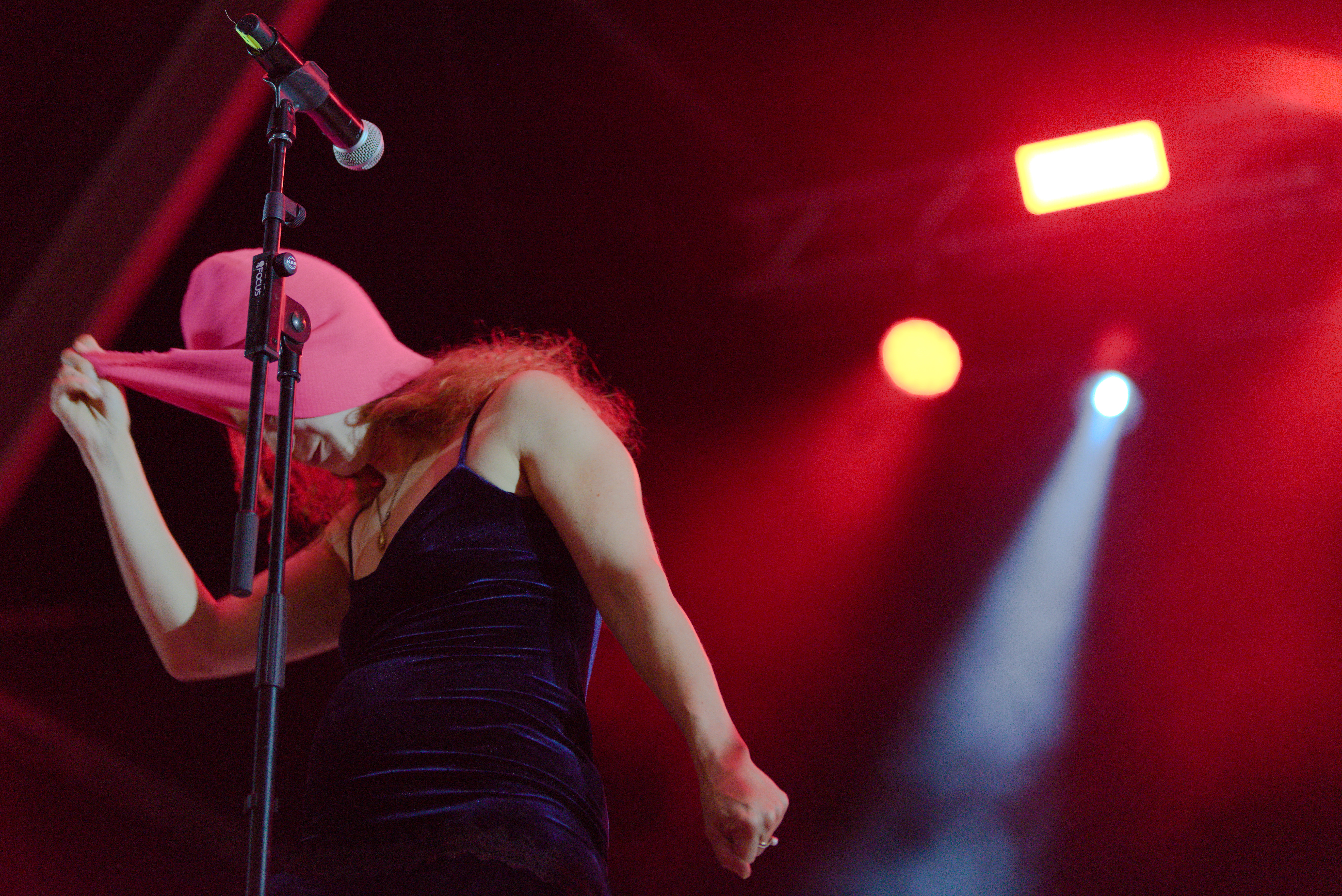Les Pussy Riot se produisent au festival La Mercè de Barcelone sur une scène de la Plaza Catalunya.