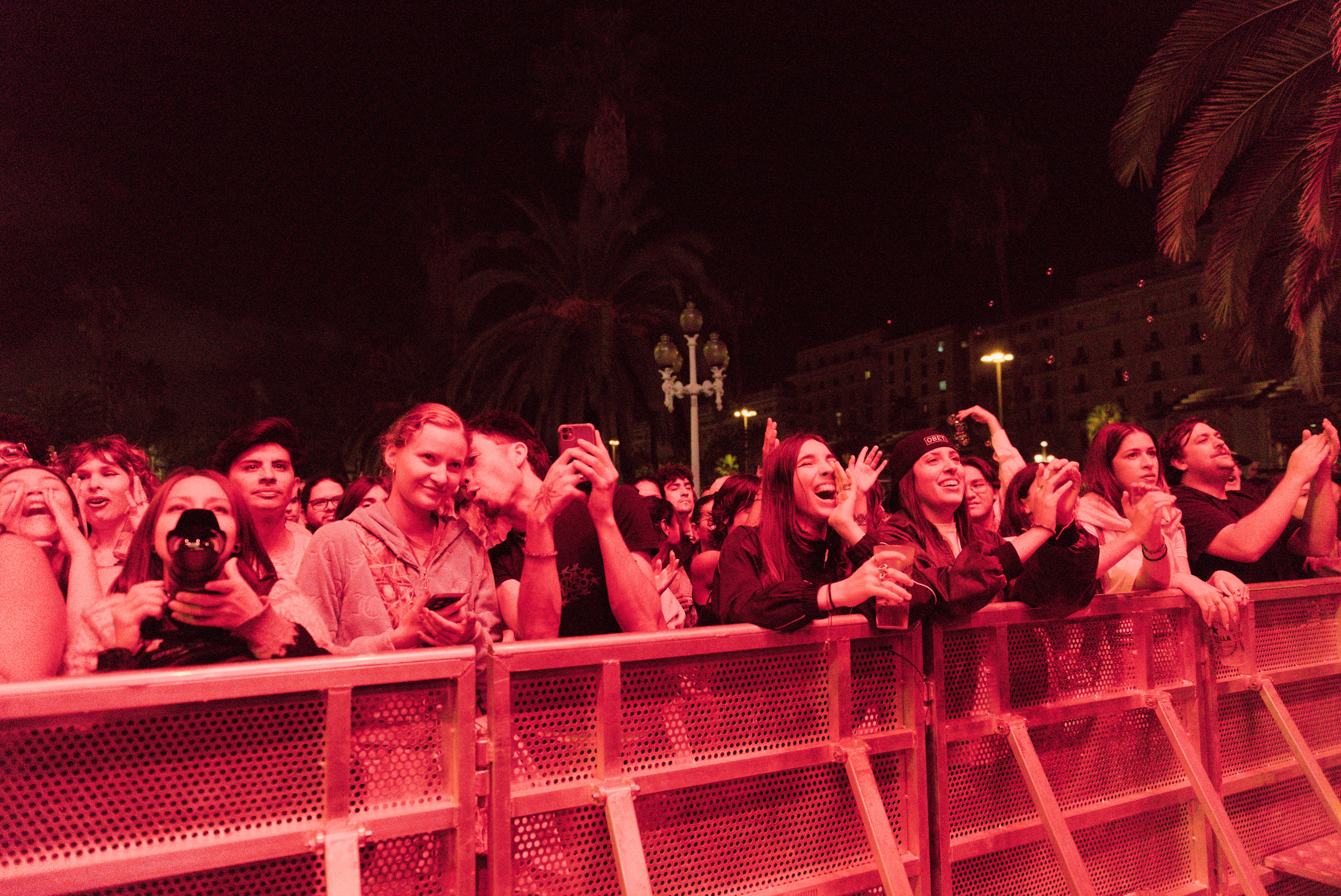 Public appréciant le concert de Villano Antillano au Moll de la Fusta à Barcelone pendant le Festival Mercè 2025.