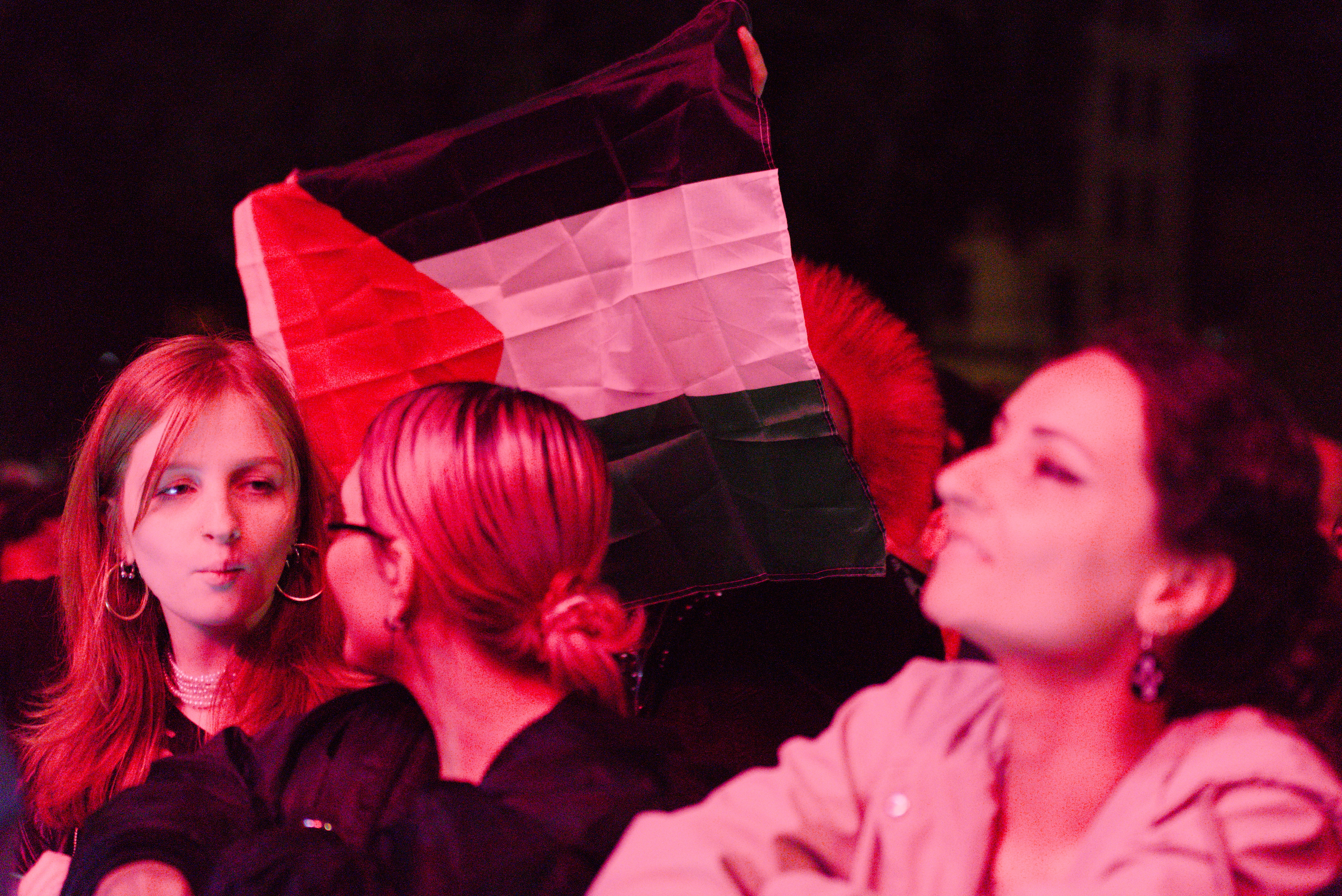 Les Pussy Riot se produisent au festival La Mercè de Barcelone sur une scène de la Plaza Catalunya.