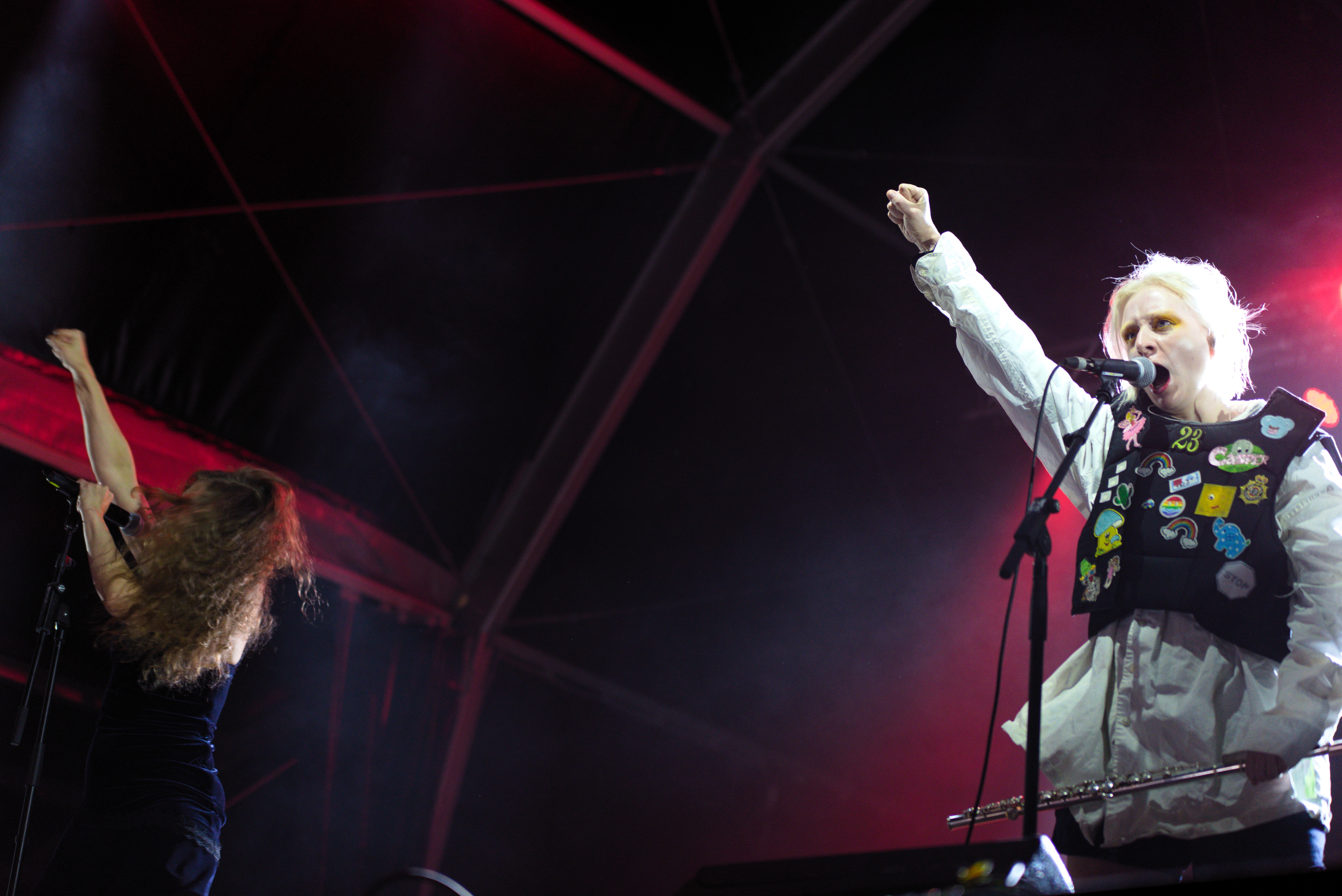 Les Pussy Riot se produisent au festival La Mercè de Barcelone sur une scène de la Plaza Catalunya.