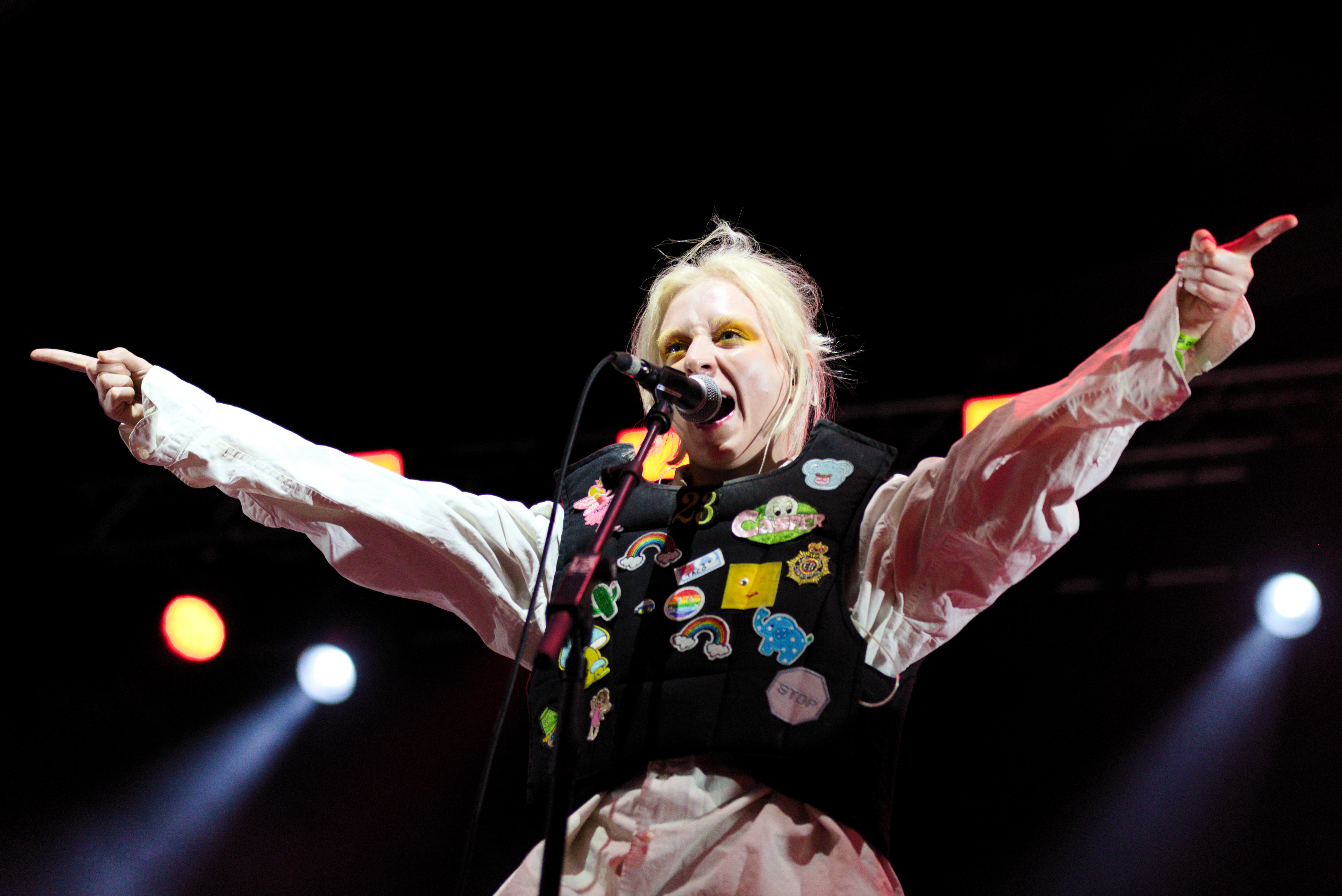 Les Pussy Riot se produisent au festival La Mercè de Barcelone sur une scène de la Plaza Catalunya.