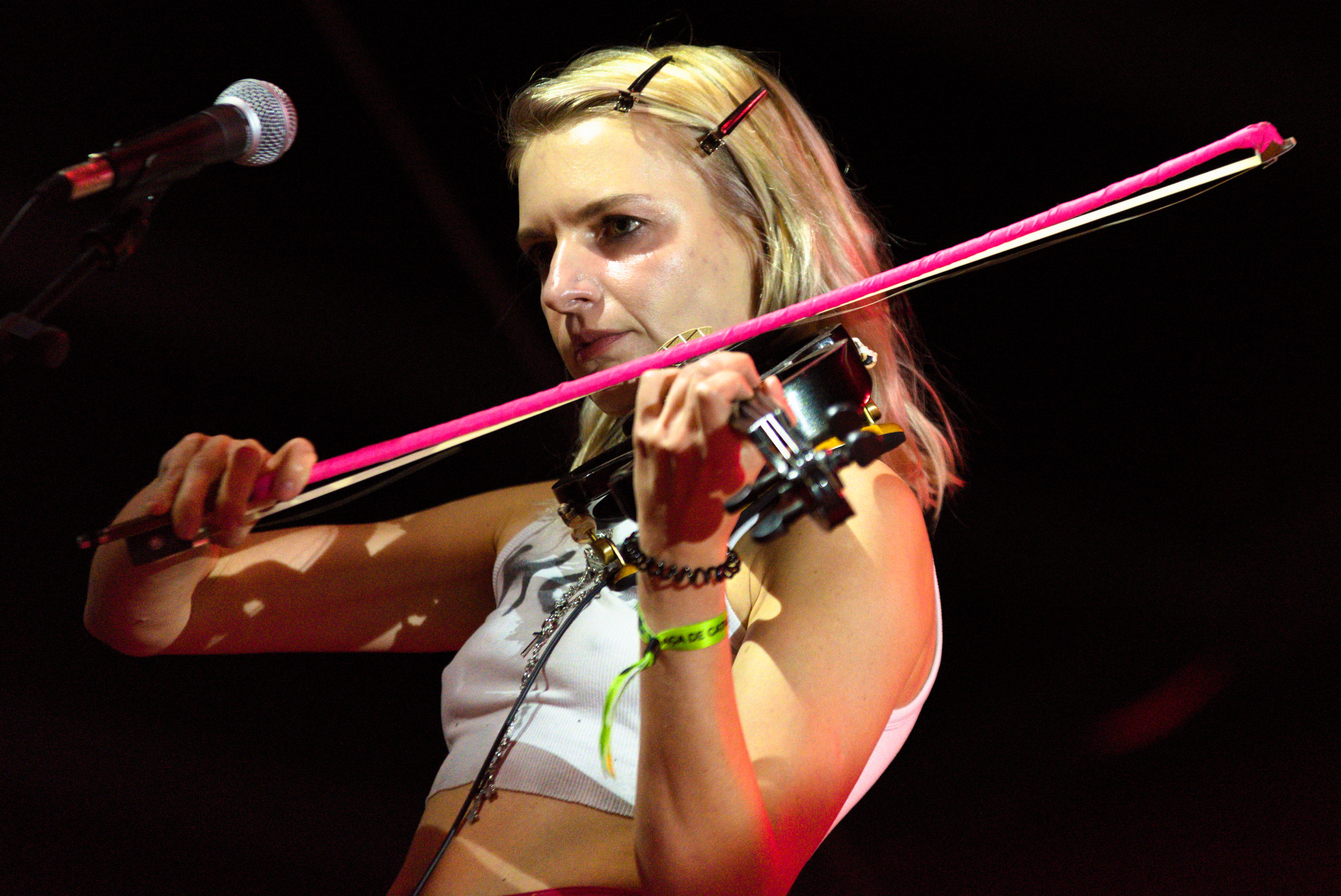 Les Pussy Riot se produisent au festival La Mercè de Barcelone sur une scène de la Plaza Catalunya.