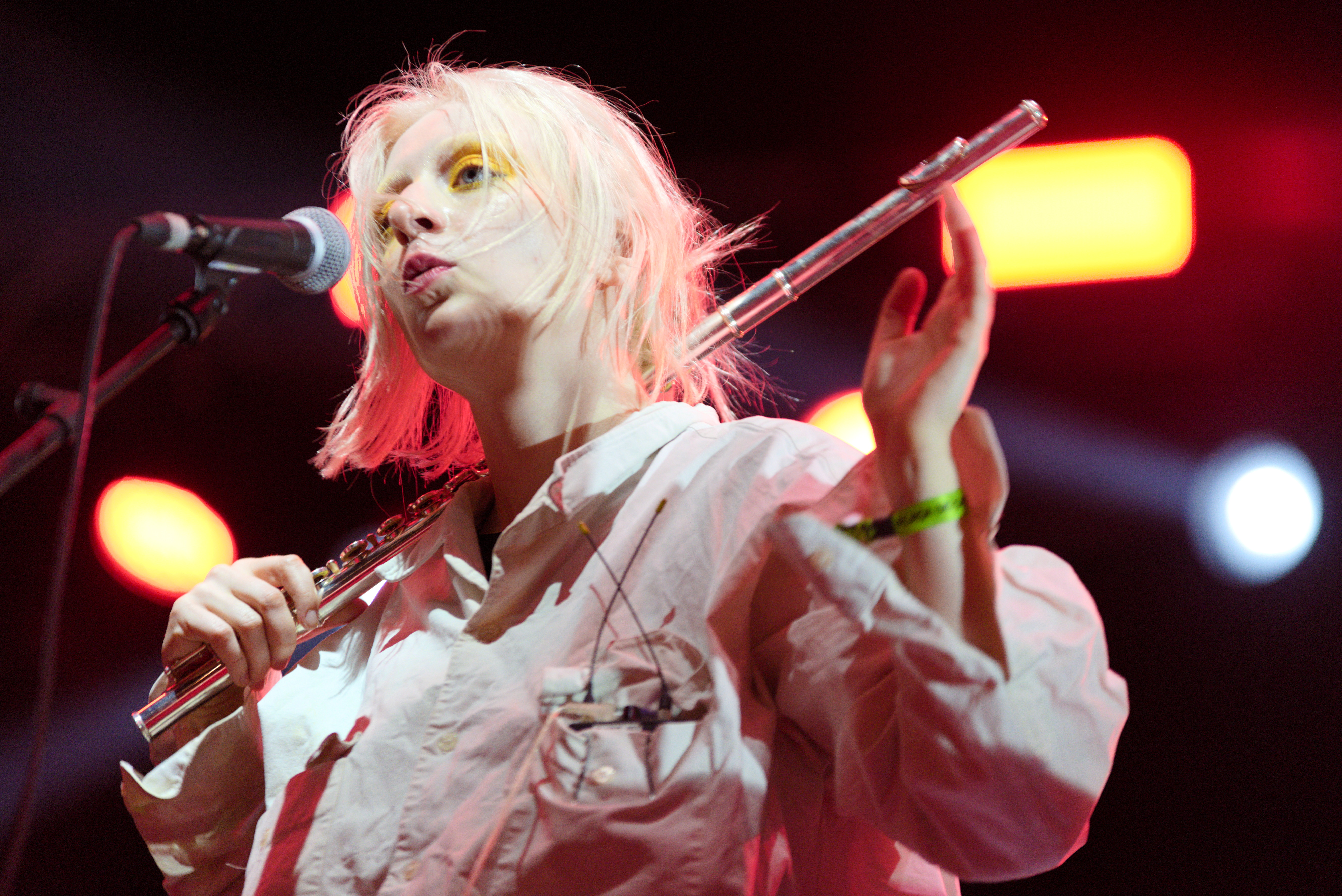 Les Pussy Riot se produisent au festival La Mercè de Barcelone sur une scène de la Plaza Catalunya.